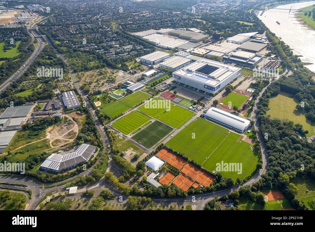 Luftaufnahme, am Rhein das Messegelände Düsseldorf mit dem Bundesligastadion MERKUR SPIEL-ARENA im Stadtteil Stockum in Düsseldorf, Rhinel Stockfoto