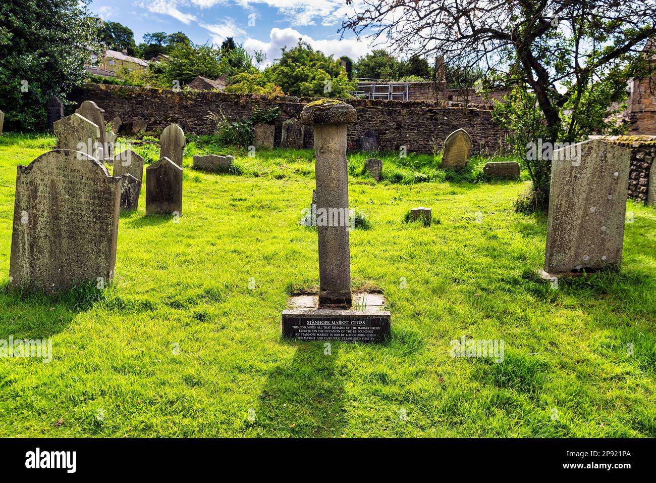 Mittelalterliches Marktkreuz, Überreste, Säule, Friedhof von St. Thomas, Durham, England, Großbritannien Stockfoto