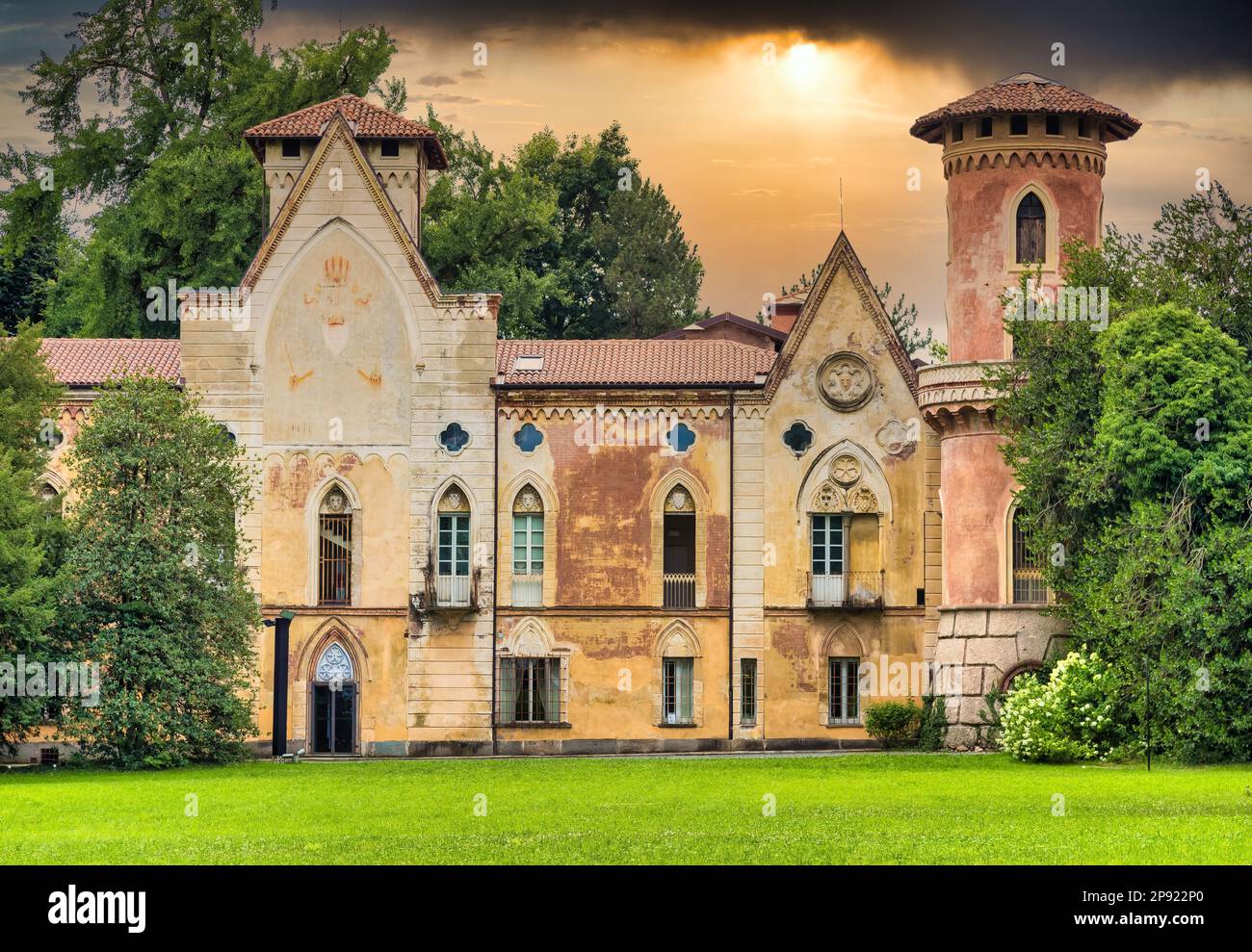 ITALIEN, MIRADOLO - CA. AUGUST 2020: Schloss im gotischen Design in einem italienischen Garten voller Geheimnisse mit Sonnenuntergang Stockfoto