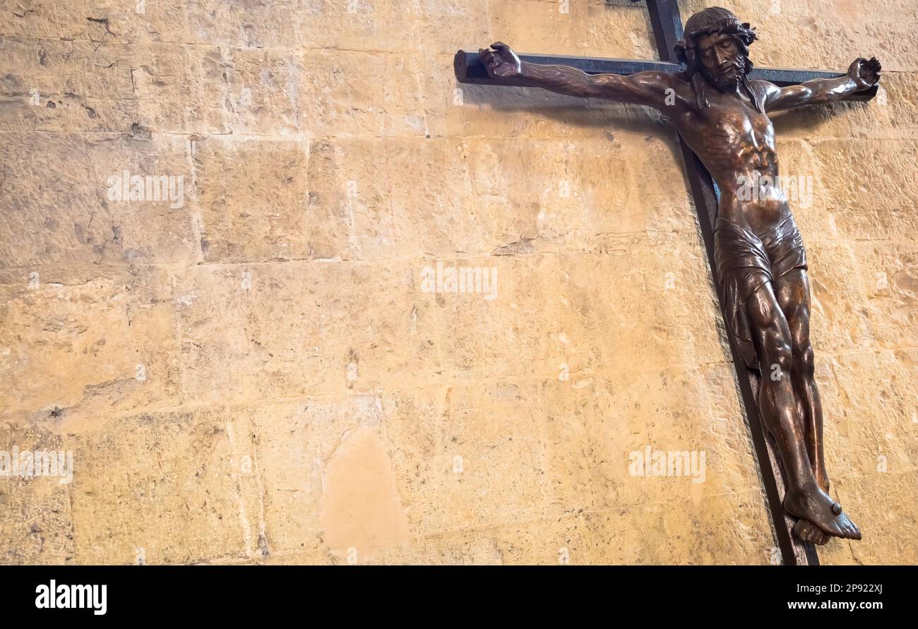 Altes italienisches Kruzifix aus Holz, mit Jesus Christus Symbol der Auferstehung und Erlösung Stockfoto