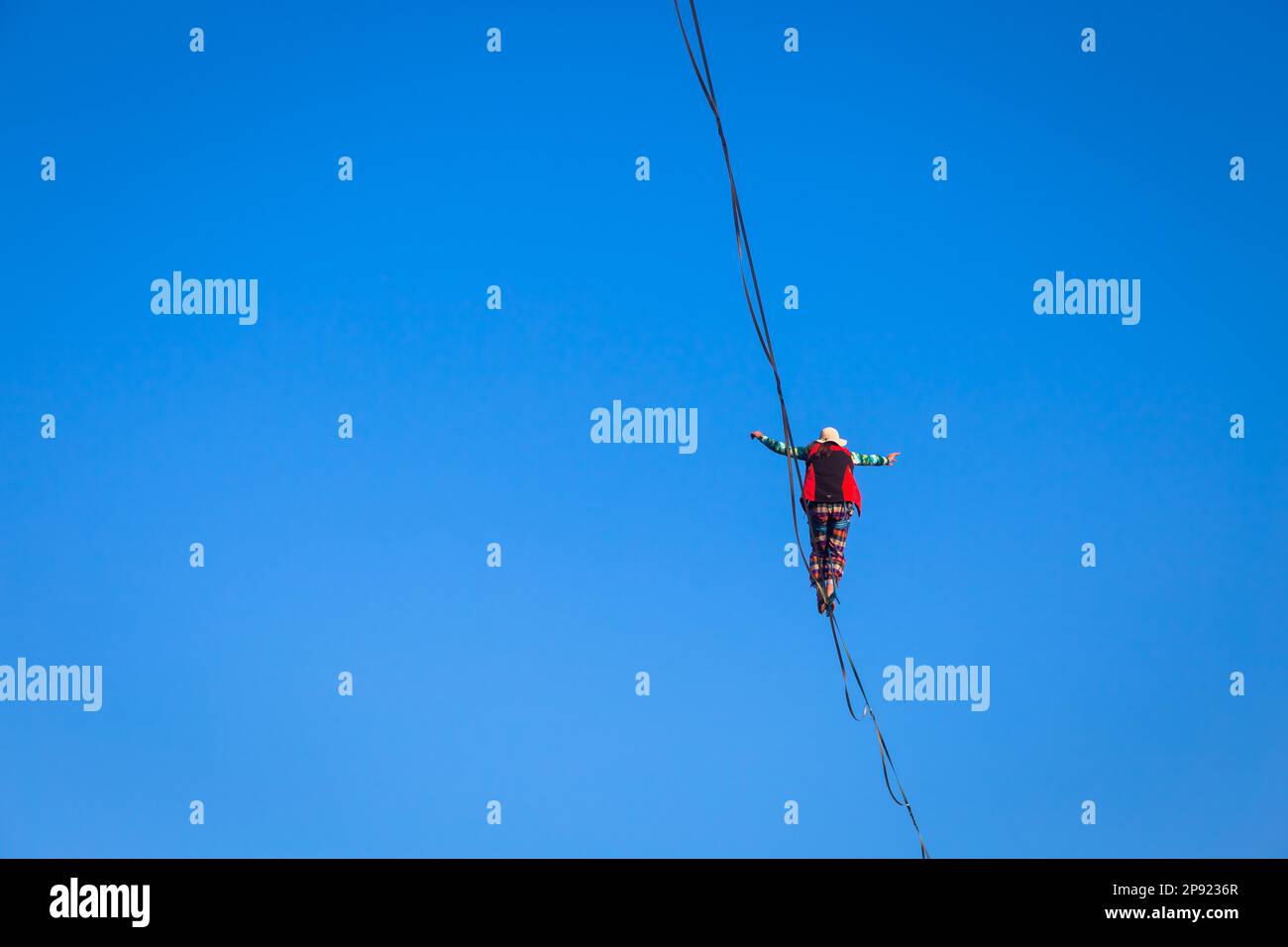 LANZO, ITALIEN - CIRCA OKTOBER 2020: Slackline-Athlet während seiner Aufführung. Konzentration, Balance und Abenteuer in diesem dynamischen Sport Stockfoto