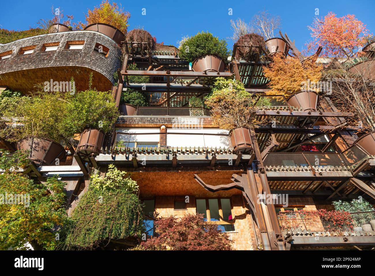 Turin, Italien - circa November 2021: Grüner Wohnungsbau. Außenansicht mit modernem Design, Pflanzen und Holz integriert. Dieses Treehouse Stockfoto