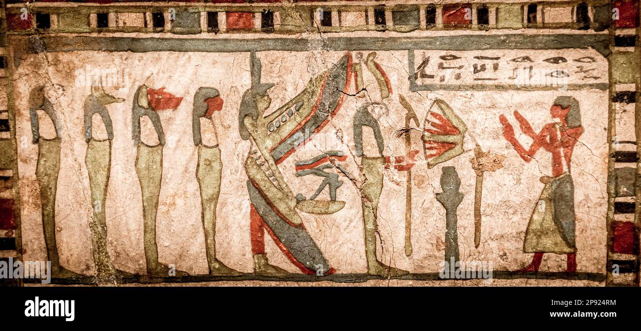 TURIN, ITALIEN - CA. MAI 2021: Ägyptische Archäologie. Uralter Hieroglyphyk, ca. 580 v. Chr., mit Isis und den vier Söhnen von Horus Stockfoto