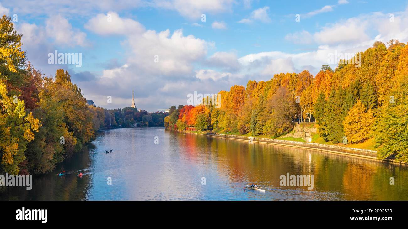 Turin, Region Piemont, Italien - ca. November 2021: Landschaft im Herbst mit Po und blauem Himmel Stockfoto