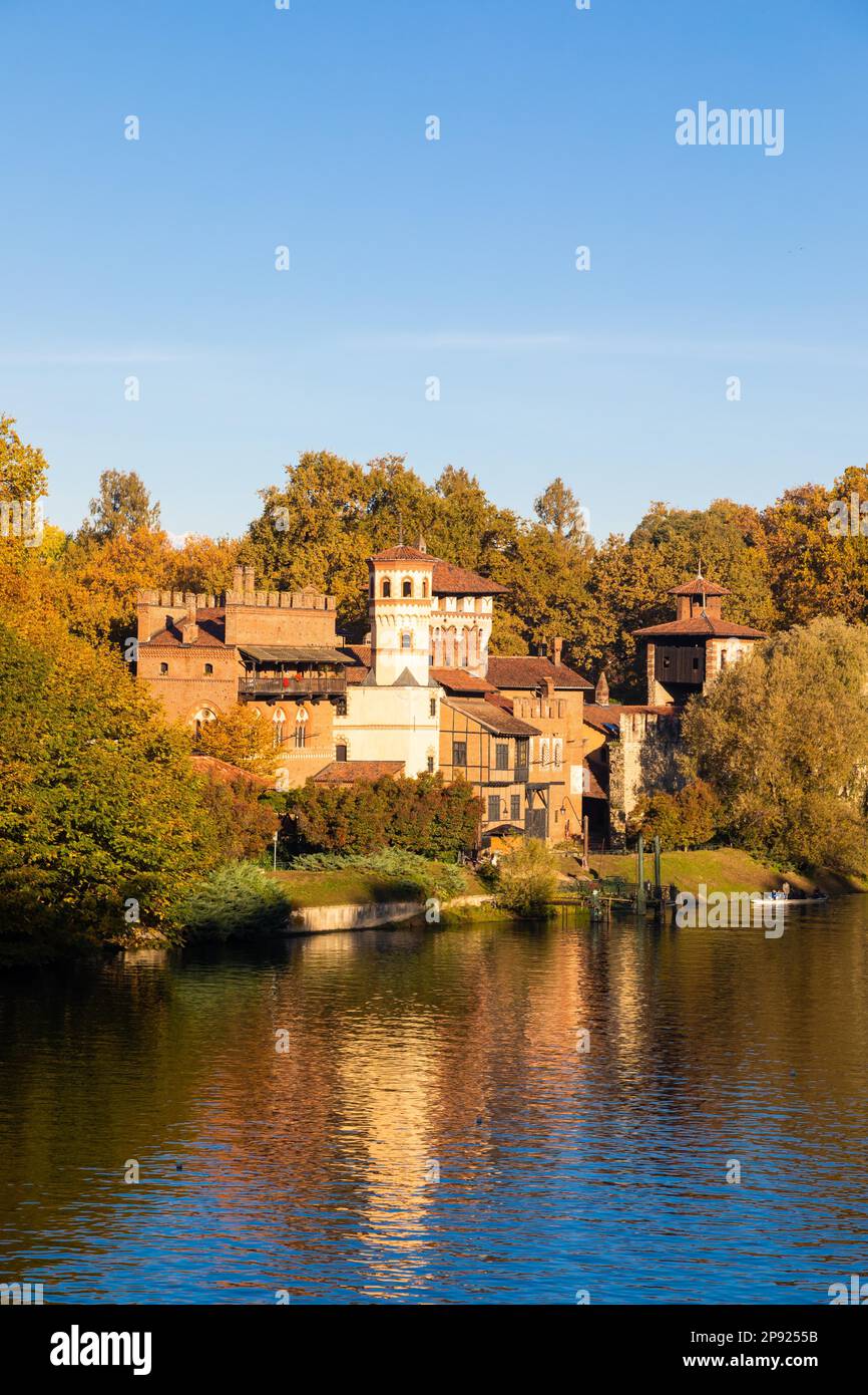 Turin, Italien - circa November 2021: Panorama im Freien mit dem malerischen Schloss Turin Valentino bei Sonnenaufgang im Herbst Stockfoto