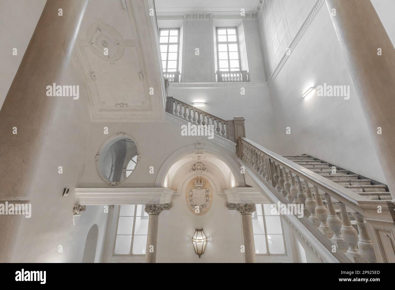 TURIN, ITALIEN - CA. MAI 2021: Luxuriöse Treppe aus Marmor in einem antiken italienischen Palast Stockfoto