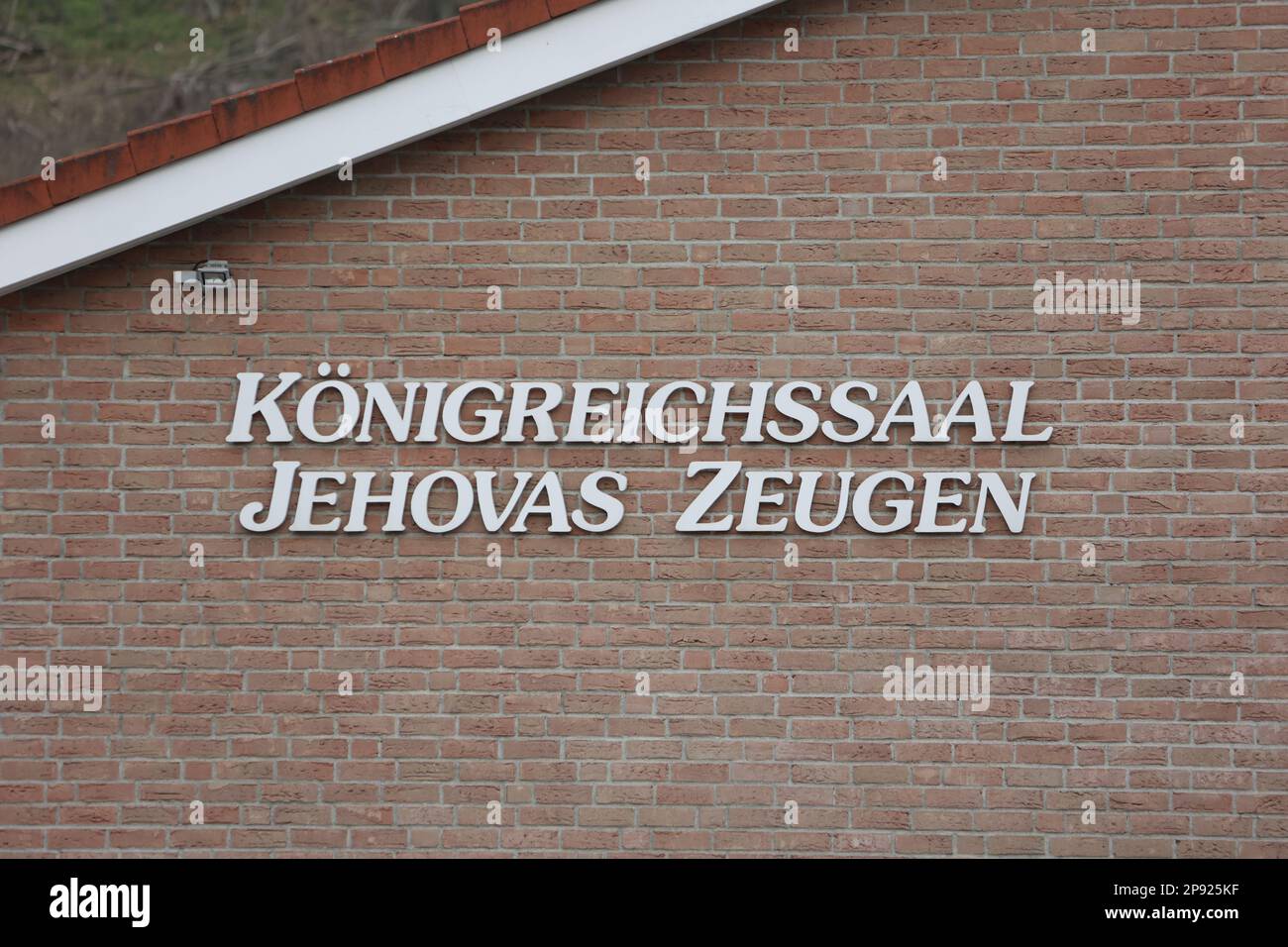 Halberstadt, Deutschland. 10. März 2023. Die Zeugen eines Königshauses Jehovas. Jehovas Zeugen sind eine christliche Gemeinschaft mit ihrer eigenen Interpretation der Bibel. Anhänger glauben an Jehovah als „Allmächtiger Gott und Schöpfer“ und werden von ihnen erwartet, dass sie strenge Regeln befolgen. Sie sind überzeugt, dass eine neue Welt kommt und dass sie als ausgewählte Gemeinschaft gerettet werden. (An dpa-Corr: 'Jehovas Zeugen') Kredit: Matthias Bein/dpa/Alamy Live News Stockfoto