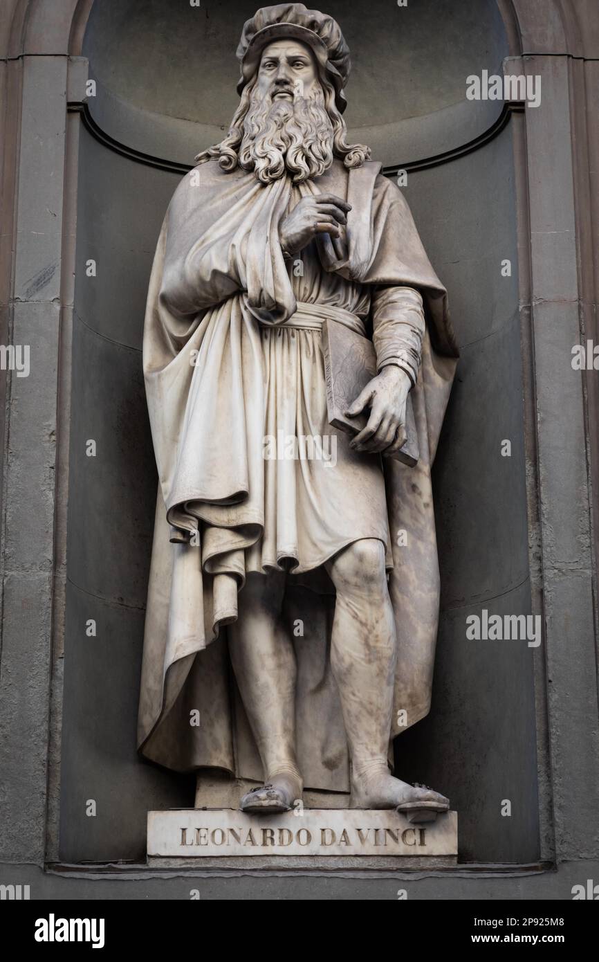 Leonardo da Vinci - Statue des Genies, vor den Uffizien in Florenz, Italien, öffentlicher Bereich Stockfoto