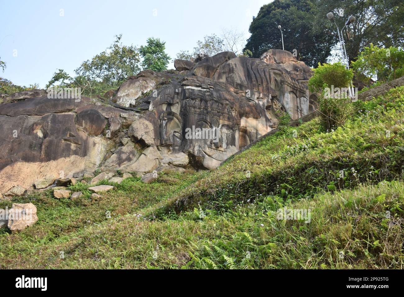 Ruinen einer alten Zivilisation in Unokoti, Tripura, Indien. Stockfoto