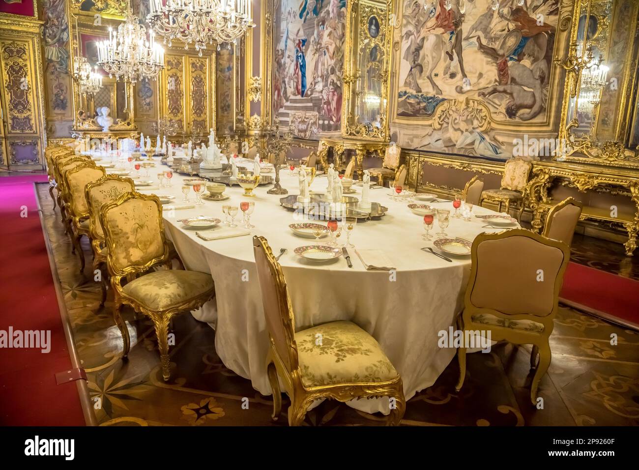 VENARIA REALE, ITALIEN - CA. AUGUST 2020: Luxuriöser Barockraum mit Gala-Dinner-Tisch Stockfoto