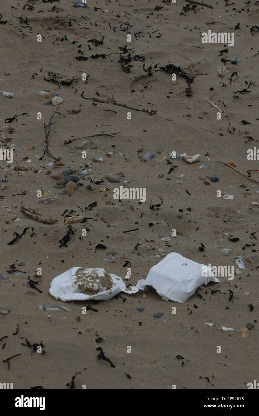 Müll wurde an der Küste angespült Stockfoto