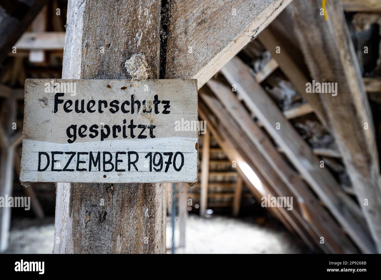 Dachboden Holzkonstruktion Brandschutz imprägniert besprüht Stockfoto