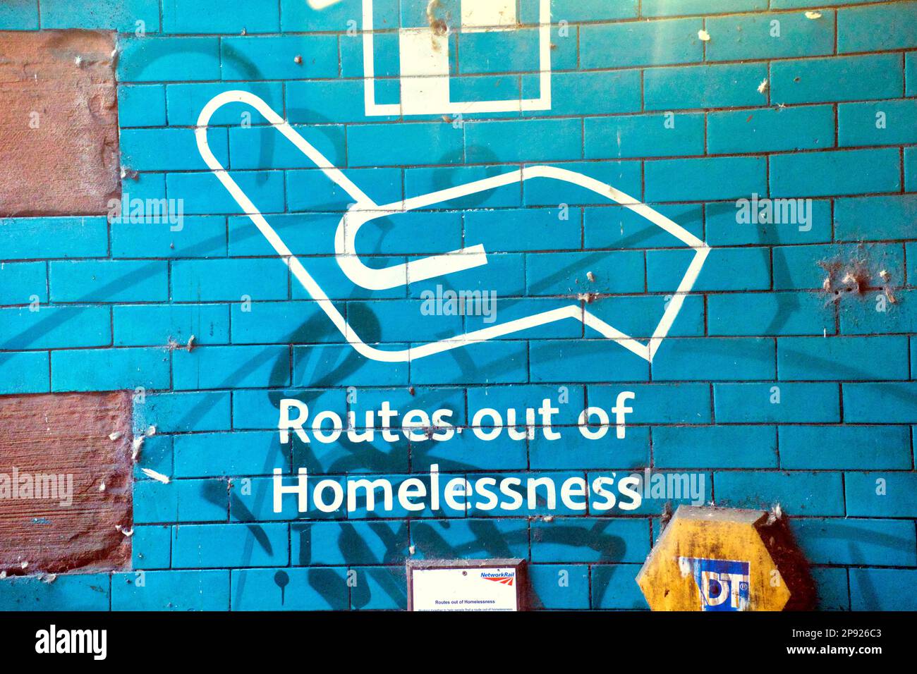 "Routen aus Obdachlosigkeit" -Schild auf der midland Street, um die Obdachlosigkeit der Jugend zu beenden Stockfoto