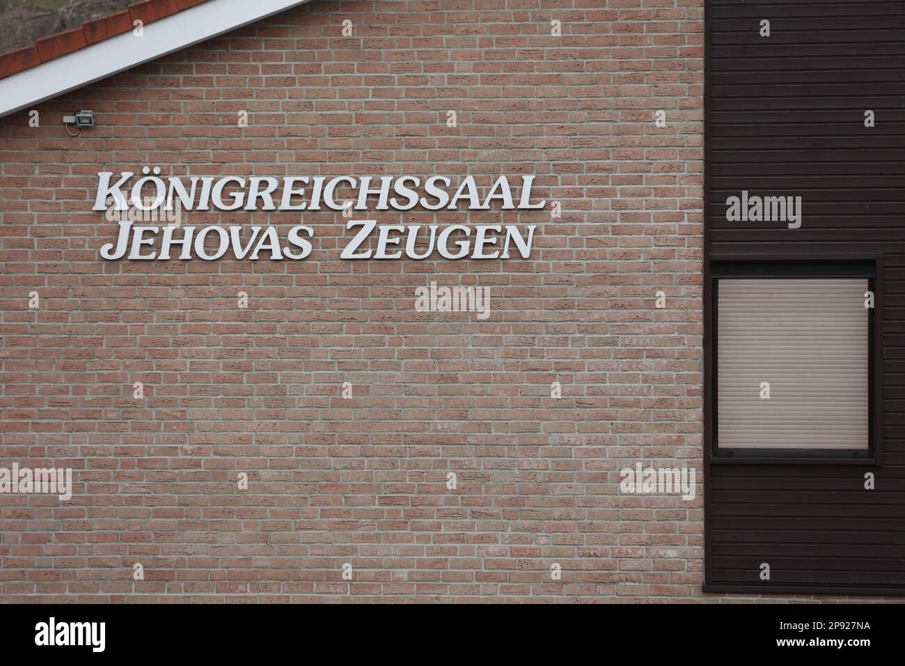 Halberstadt, Deutschland. 10. März 2023. Die Zeugen eines Königshauses Jehovas. Jehovas Zeugen sind eine christliche Gemeinschaft mit ihrer eigenen Interpretation der Bibel. Anhänger glauben an Jehovah als „Allmächtiger Gott und Schöpfer“ und werden von ihnen erwartet, dass sie strenge Regeln befolgen. Sie sind überzeugt, dass eine neue Welt kommt und dass sie als ausgewählte Gemeinschaft gerettet werden. (An dpa-Corr: 'Jehovas Zeugen') Kredit: Matthias Bein/dpa/Alamy Live News Stockfoto