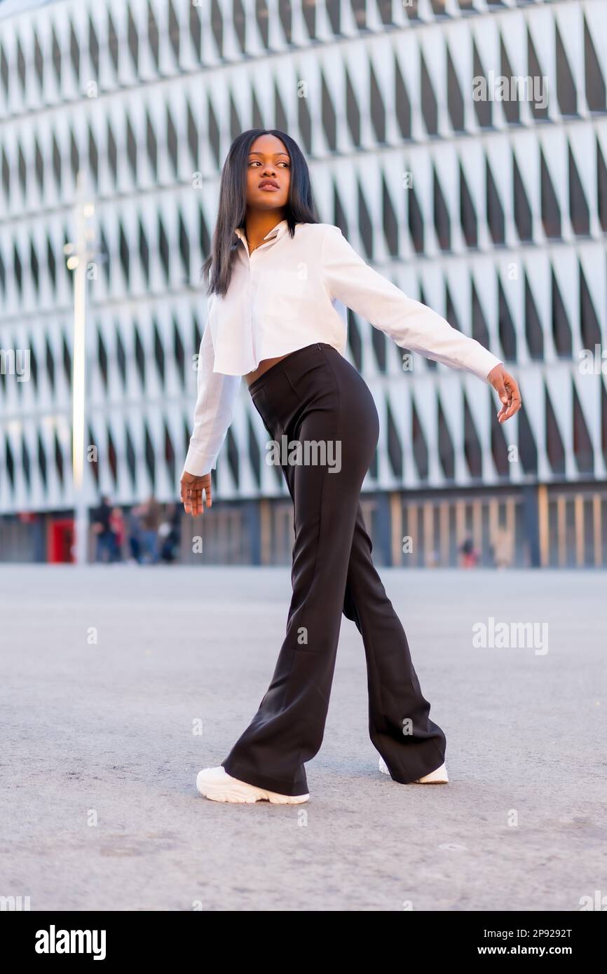 Afroamerikanische Frau in Pose, Modefotografie, vertikales Foto Stockfoto