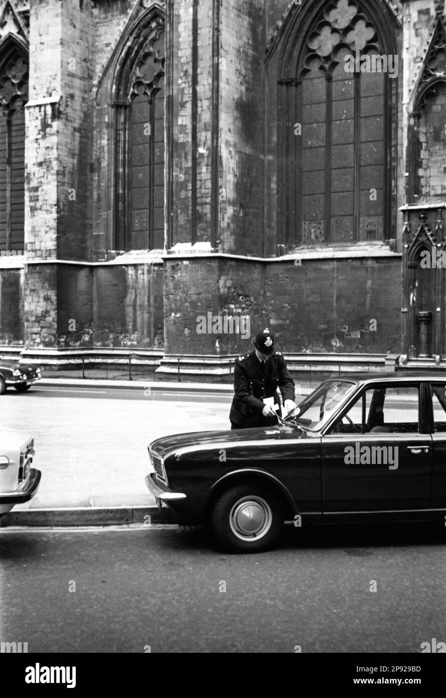 Im Vereinigten Königreich - Bobbies auf den Straßen von York i 1968 Stockfoto