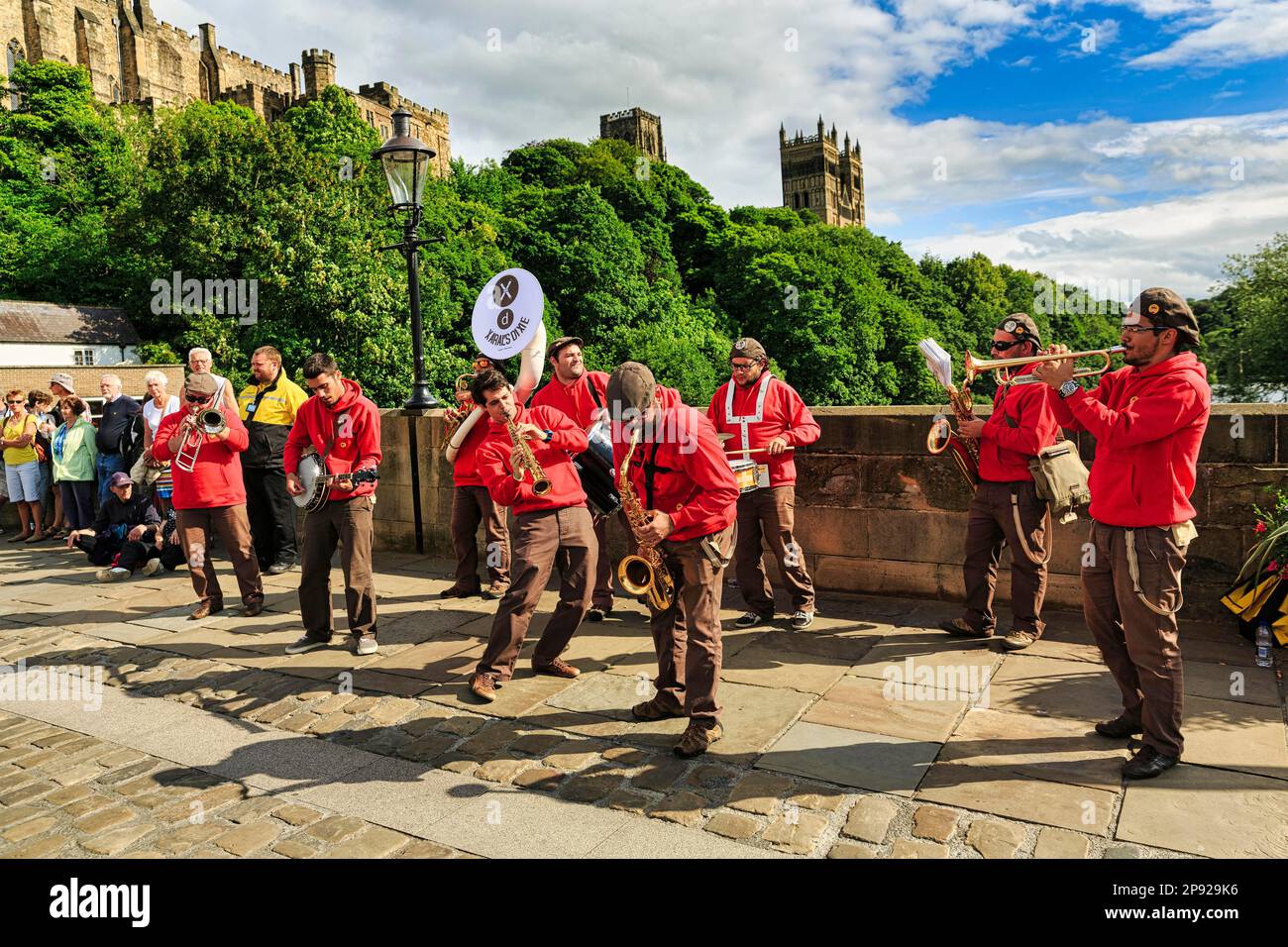 Straßenmusiker und Passanten, Band beim Brass International Festival, Musikfestival in Durham, England, Großbritannien Stockfoto