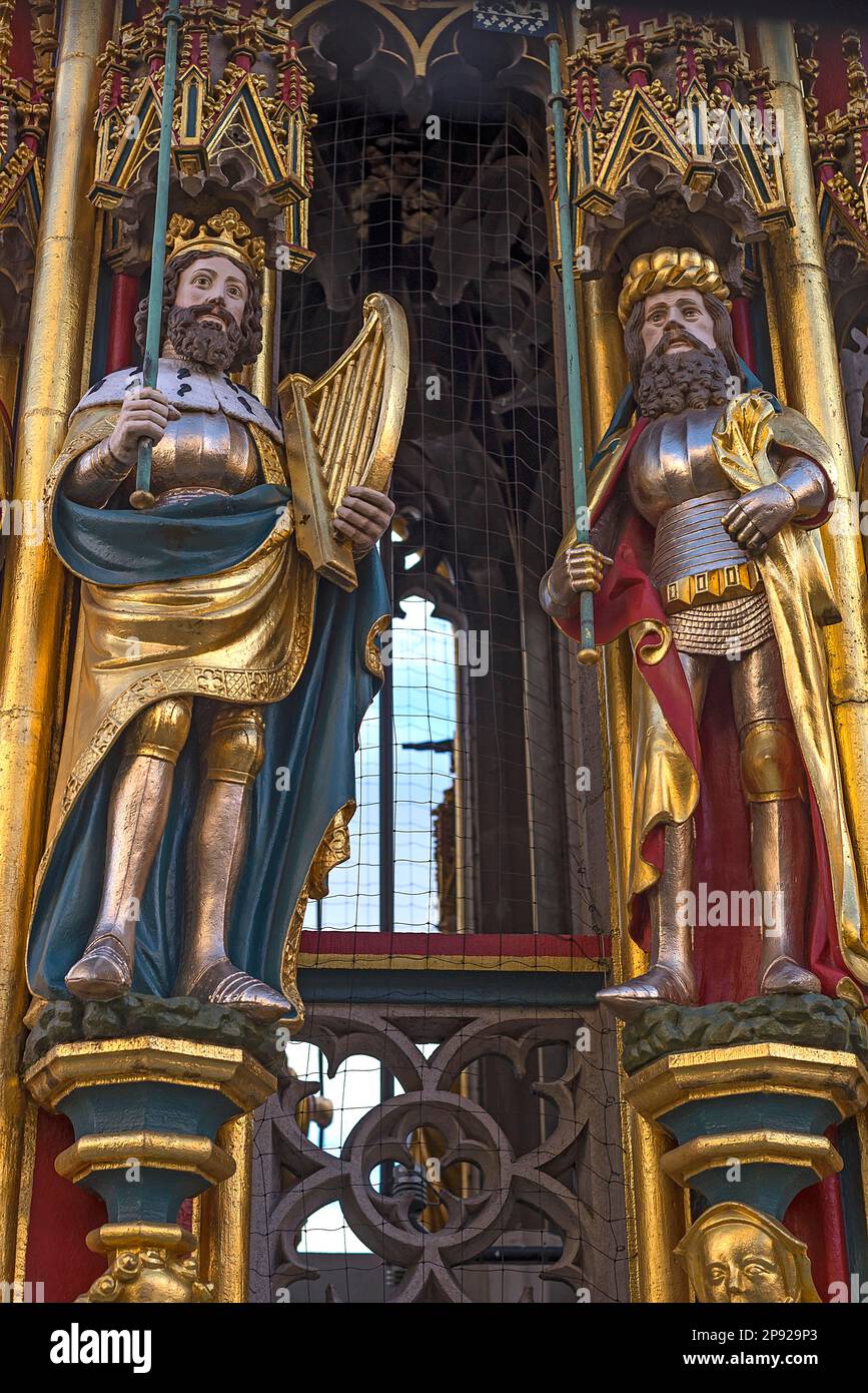 Figuren am wunderschönen Brunnen: Linker König David Right Julius Caesar, Hauptmarkt, Nürnberg, Mittelfrankreich, Bayern, Deutschland Stockfoto