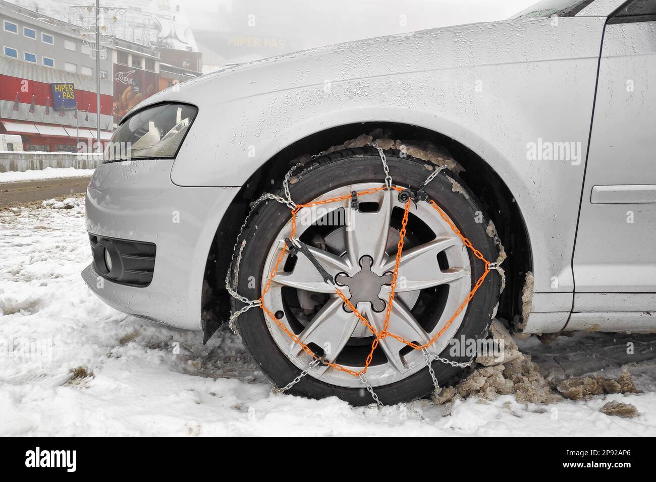 Pas de la Casa, Andorra, Dezember 05 2019: Vorderrad eines Autos mit Schneekette. Stockfoto