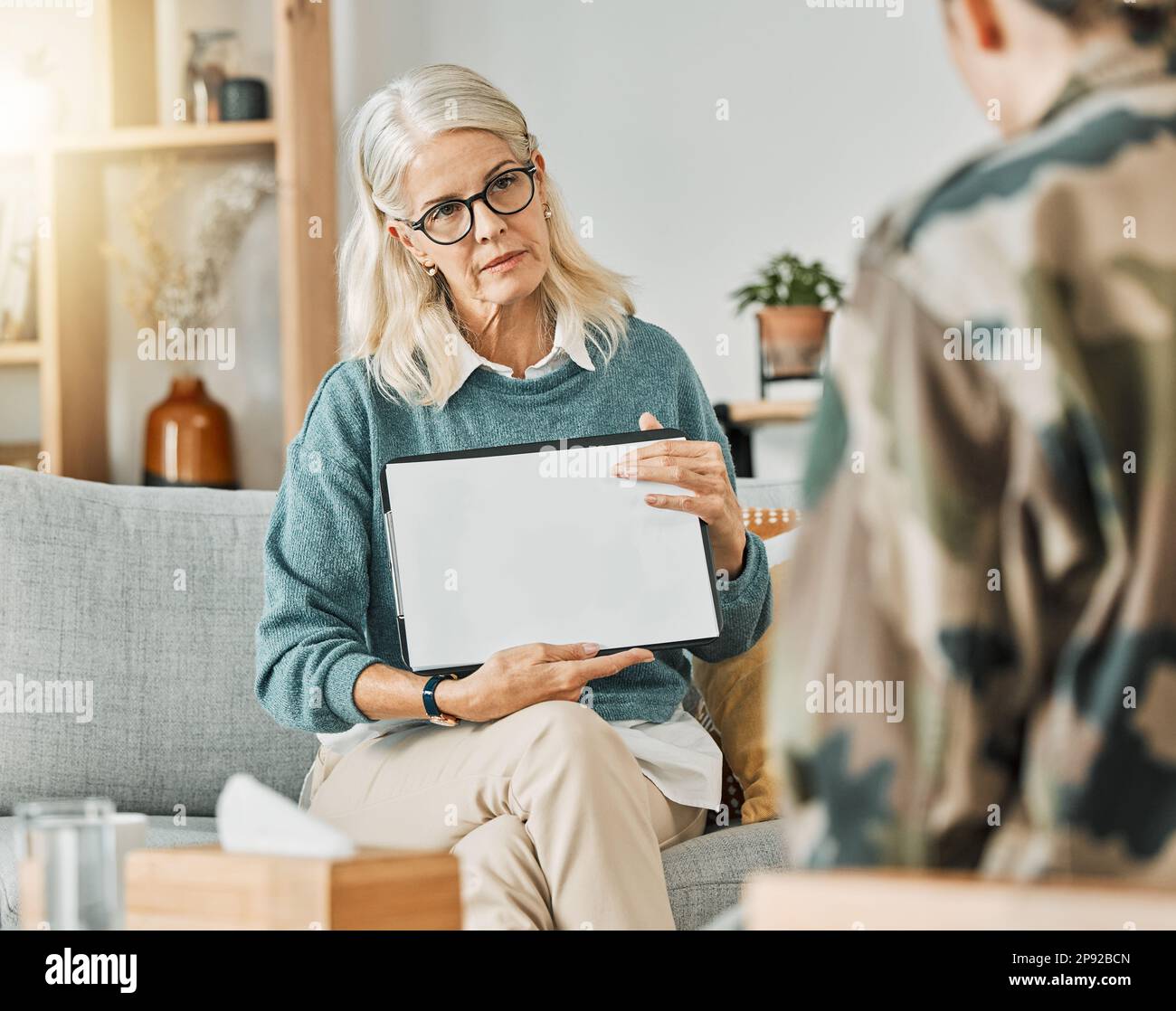 Therapie, Evaluation und Psychologe im Gespräch mit einem Patienten über ein Tintenfass-Bild in einem Büro. Reifer Therapeut, der mit einem Klienten berät Stockfoto