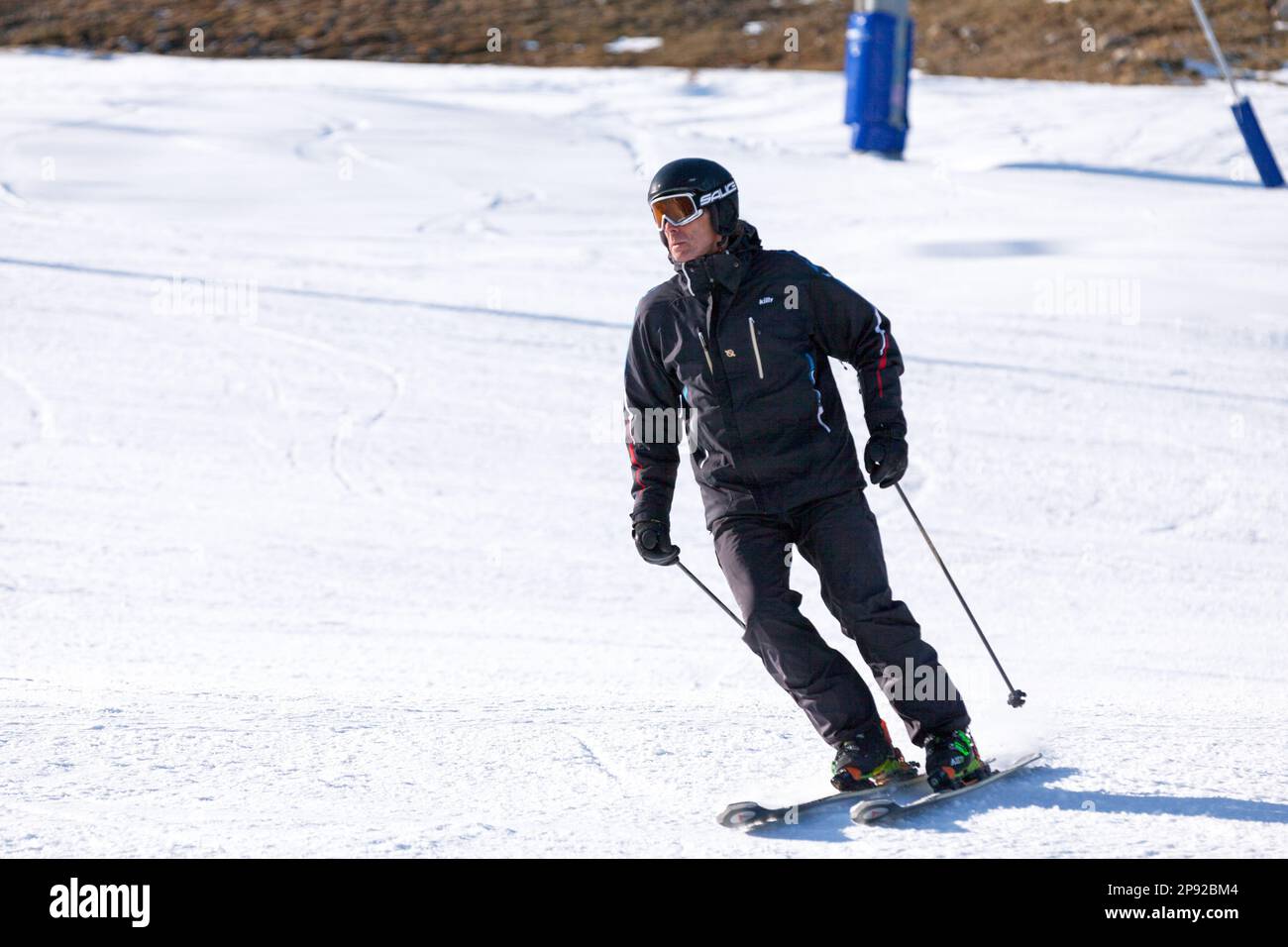 Pas de la Casa, Andorra, Dezember 03 2019: Erfahrener Skifahrer auf der Skipiste von Grandvalira, dem größten Skigebiet in den Pyrenäen und Südeuropa. Stockfoto
