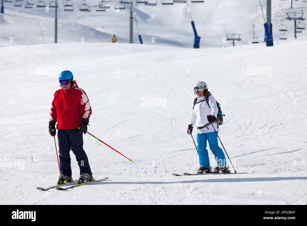 Pas de la Casa, Andorra, Dezember 02 2019: Ein paar erfahrene Skifahrer auf der Skipiste von Grandvalira, dem größten Skigebiet in den Pyrenäen und im Süden Stockfoto
