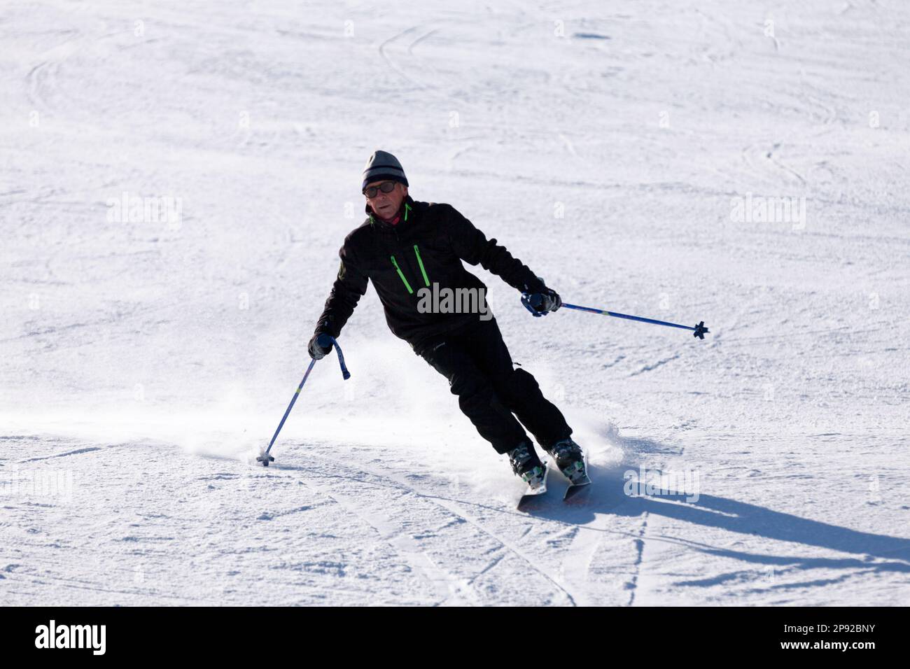 Pas de la Casa, Andorra, Dezember 03 2019: Erfahrener Skifahrer auf der Skipiste von Grandvalira, dem größten Skigebiet in den Pyrenäen und Südeuropa. Stockfoto