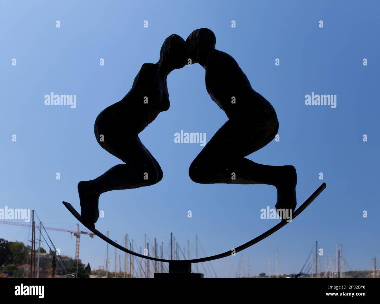 Metallskulptur zweier küssender Figuren, Bodrum Uferpromenade, Türkei Stockfoto