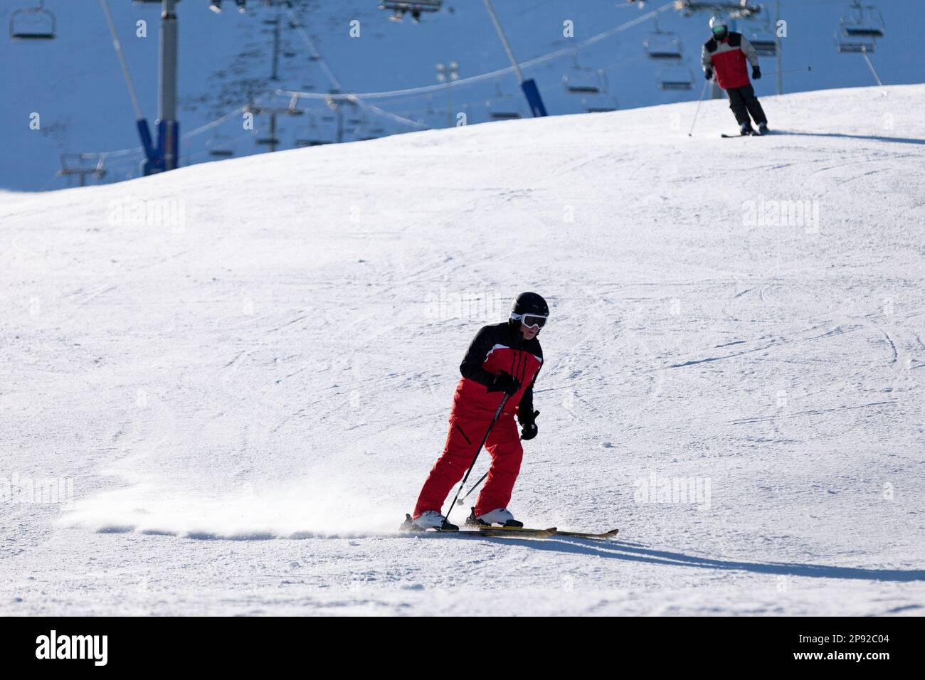 Pas de la Casa, Andorra, Dezember 03 2019: Skifahrer auf der Skipiste von Grandvalira, dem größten Skigebiet in den Pyrenäen und Südeuropa. Stockfoto