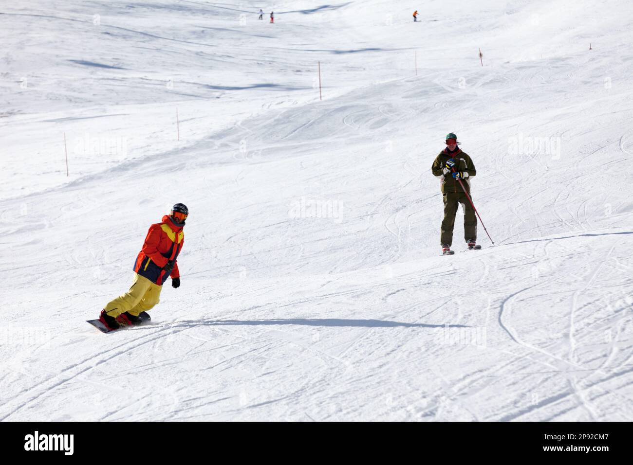 Pas de la Casa, Andorra, Dezember 02 2019: Skifahrer und Snowboarder auf der Skipiste von Grandvalira, dem größten Skigebiet in den Pyrenäen und im Süden Stockfoto