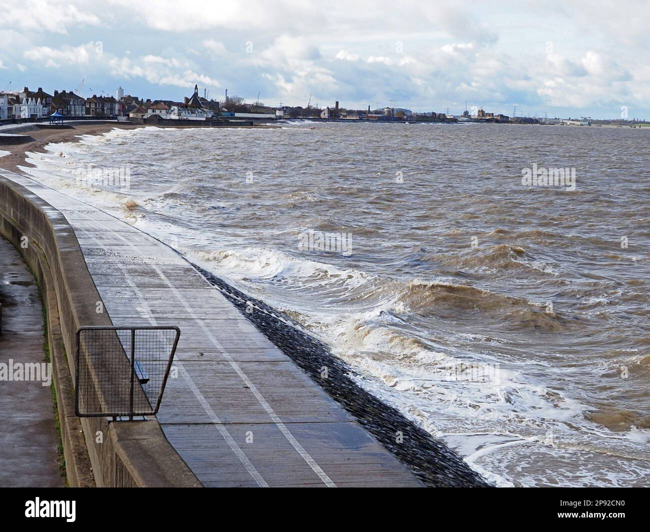 Sheerness, Kent, Großbritannien. 10. März 2023. UK Weather: Aufgrund einer Flutwelle liegt die Flut in der Flussmündung der Themse vor Sheerness, Kent, 75cm höher als die vorhergesagte/erwartete Flut (Quelle: PLA Southend Tide Gauge). Bild: Sheerness Ufer, Promenade und Meereswand. Kredit: James Bell/Alamy Live News Stockfoto