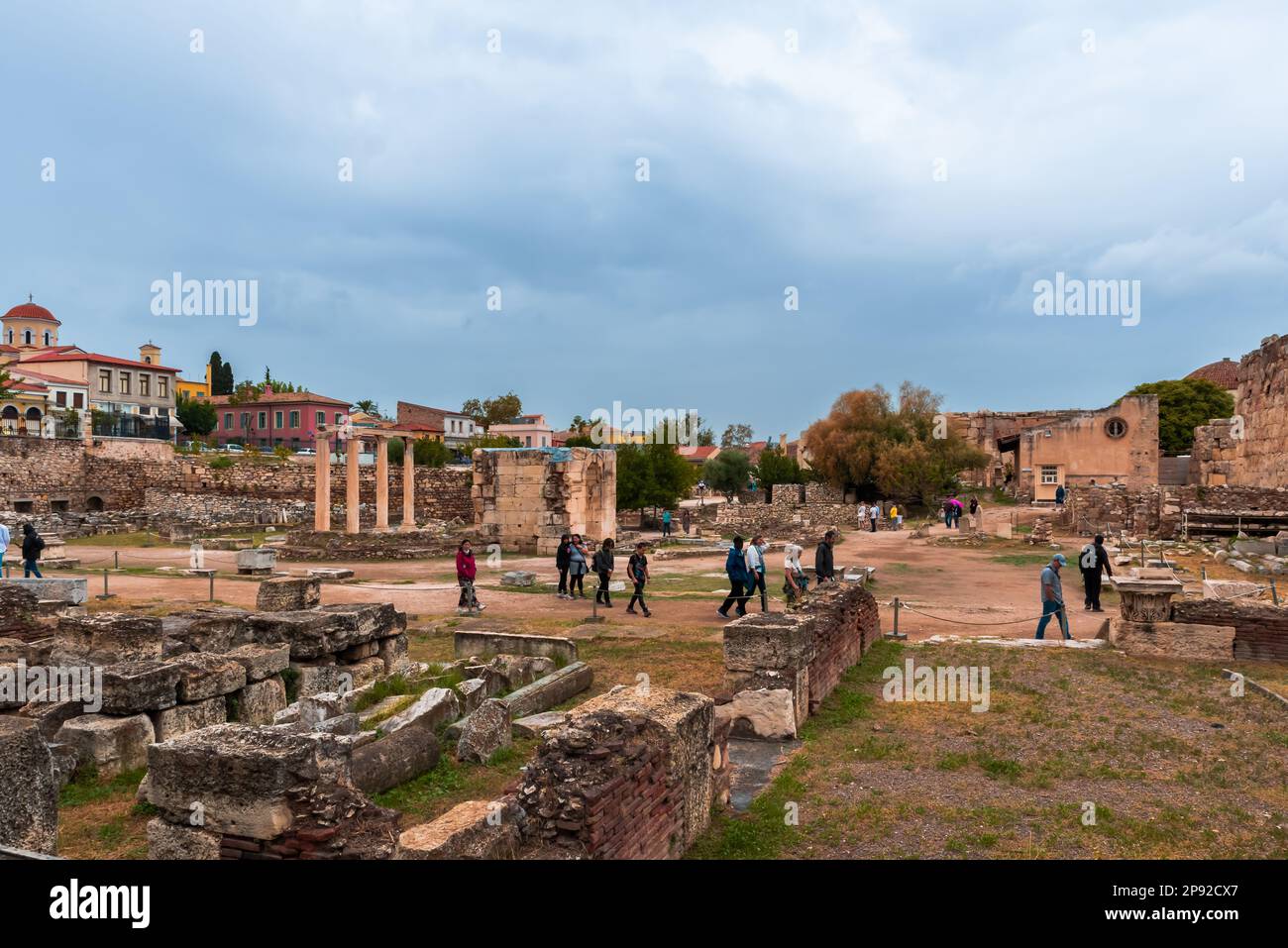 Griechenland, Athen historischer Ort mit Ruinen von Gebäuden, Sehenswürdigkeiten der Menschen, blauer bewölkter Himmel im Hintergrund. Pantheon Stockfoto