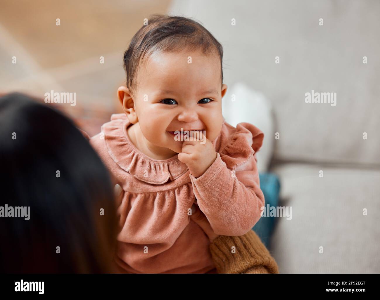 Ein Lächeln, das die Herzen schmelzen lässt. Aufnahme einer Frau, die sich zu Hause mit ihrem Baby anklebte. Stockfoto