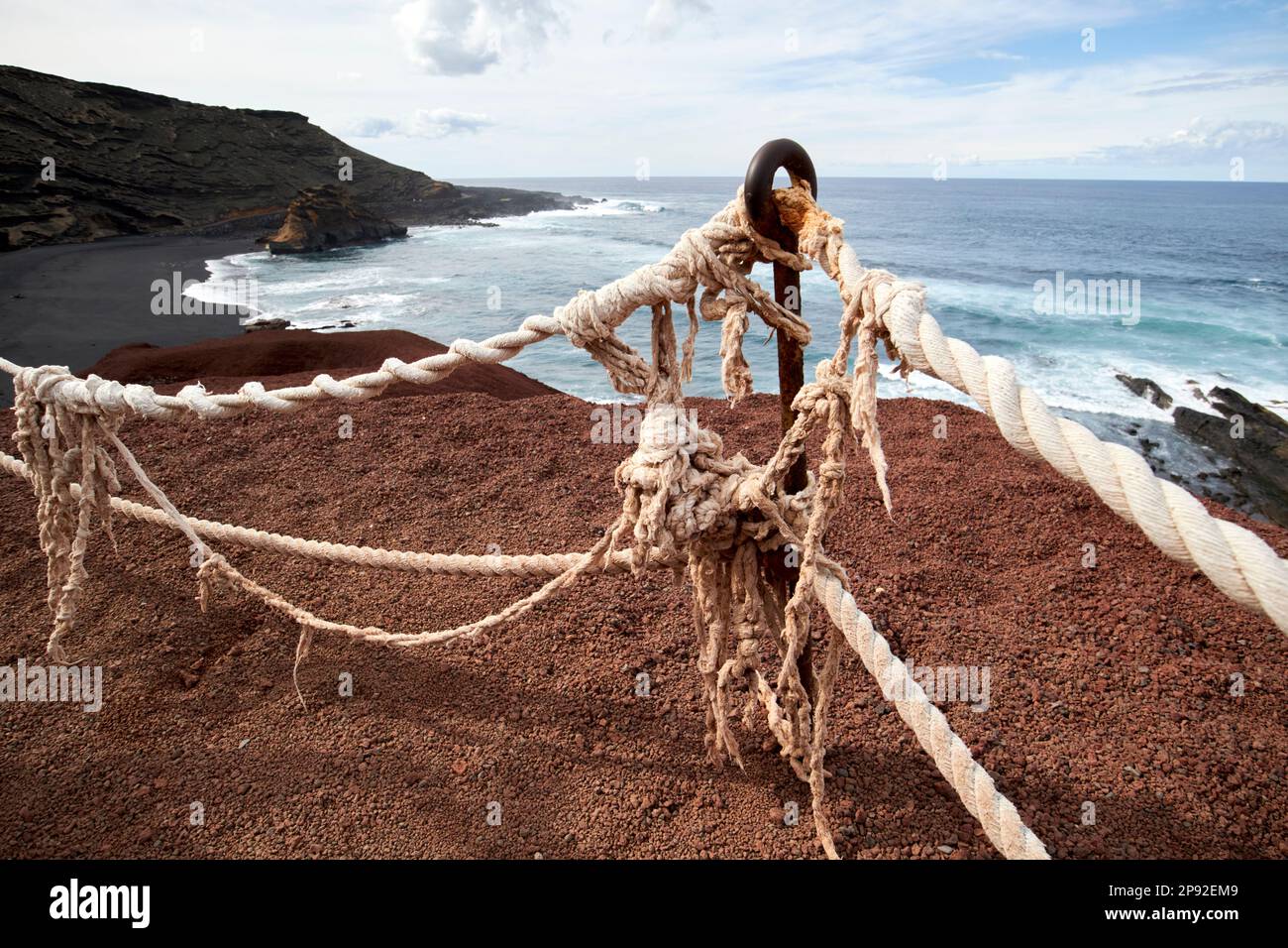 Alte abgenutzte Seilbarriere auf dem Küstenweg zum grünen See El golfo Lanzarote, Kanarische Inseln, Spanien Stockfoto