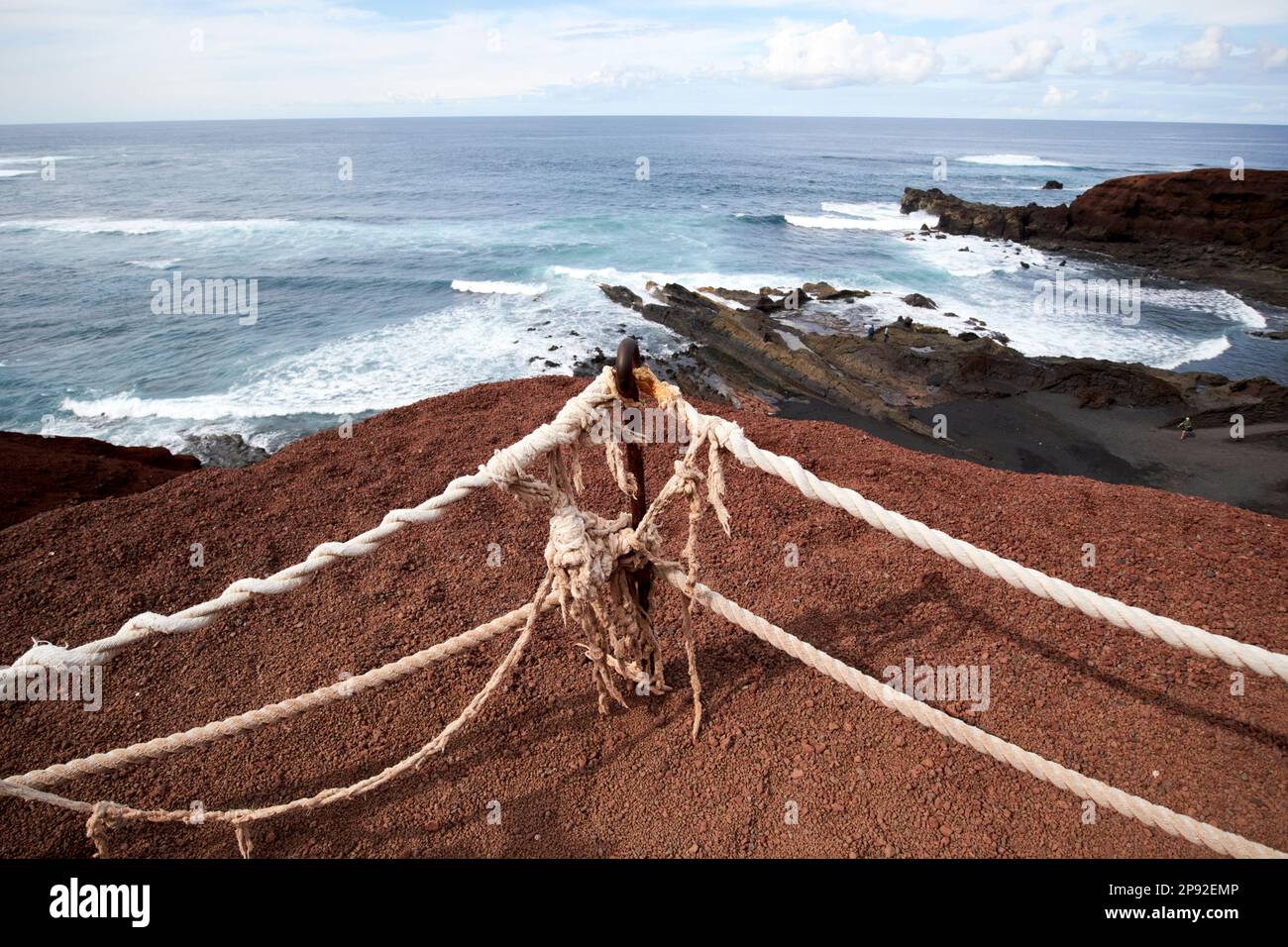 Alte abgenutzte Seilbarriere auf dem Küstenweg zum grünen See El golfo Lanzarote, Kanarische Inseln, Spanien Stockfoto