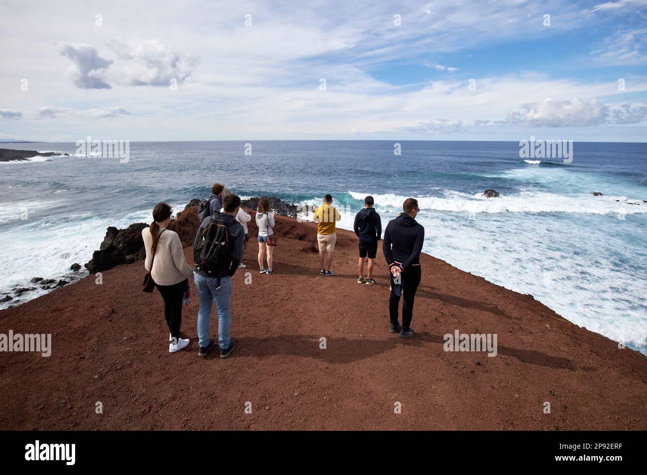 Touristen auf dem beliebten Aussichtspfad mirador el golfo Küste Aussichtspfad Lanzarote, Kanarische Inseln, Spanien Stockfoto