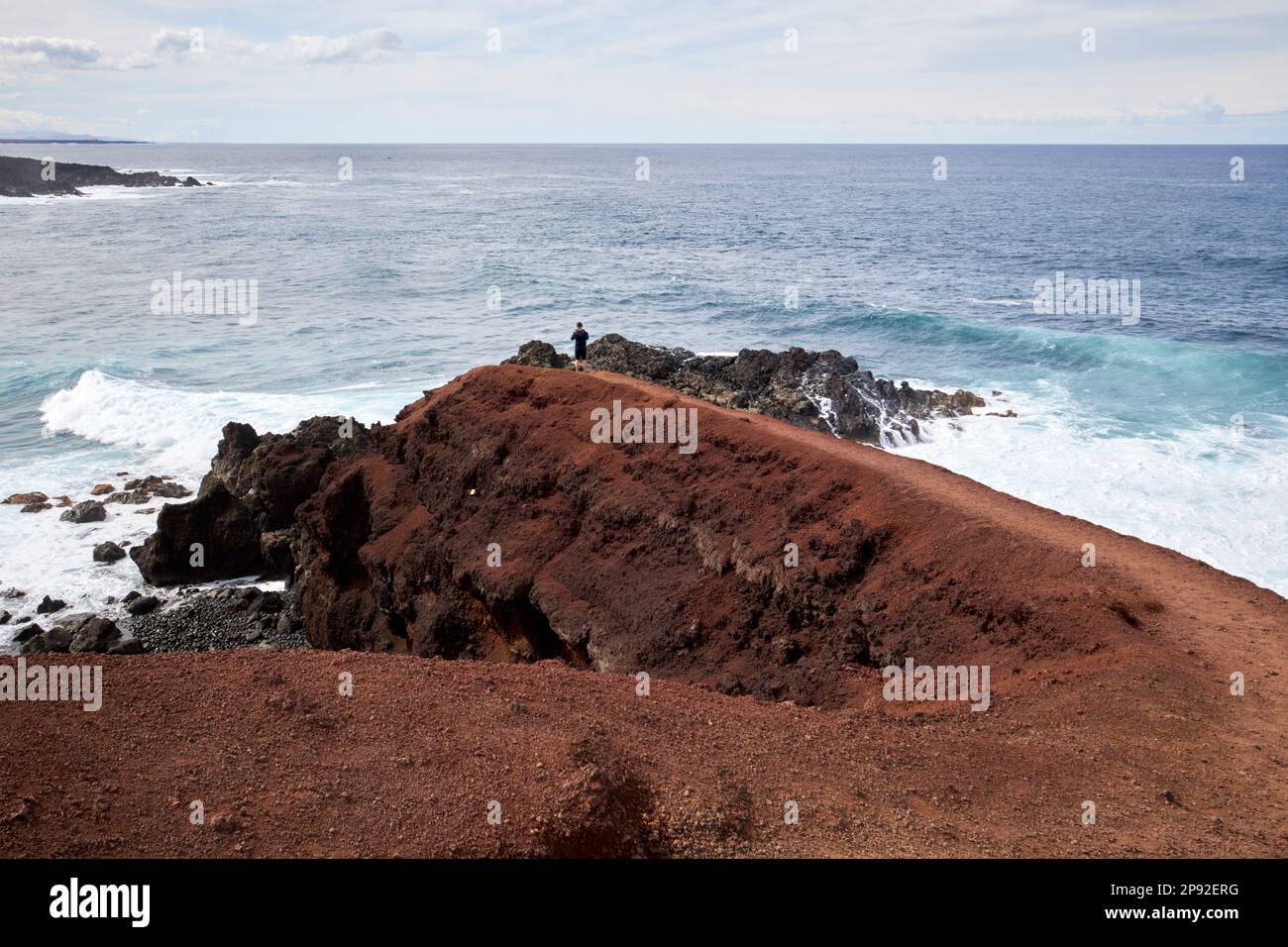 Ein Mann geht zum Ende des mirador el golfo Aussichtspfads Lanzarote, Kanarische Inseln, Spanien Stockfoto