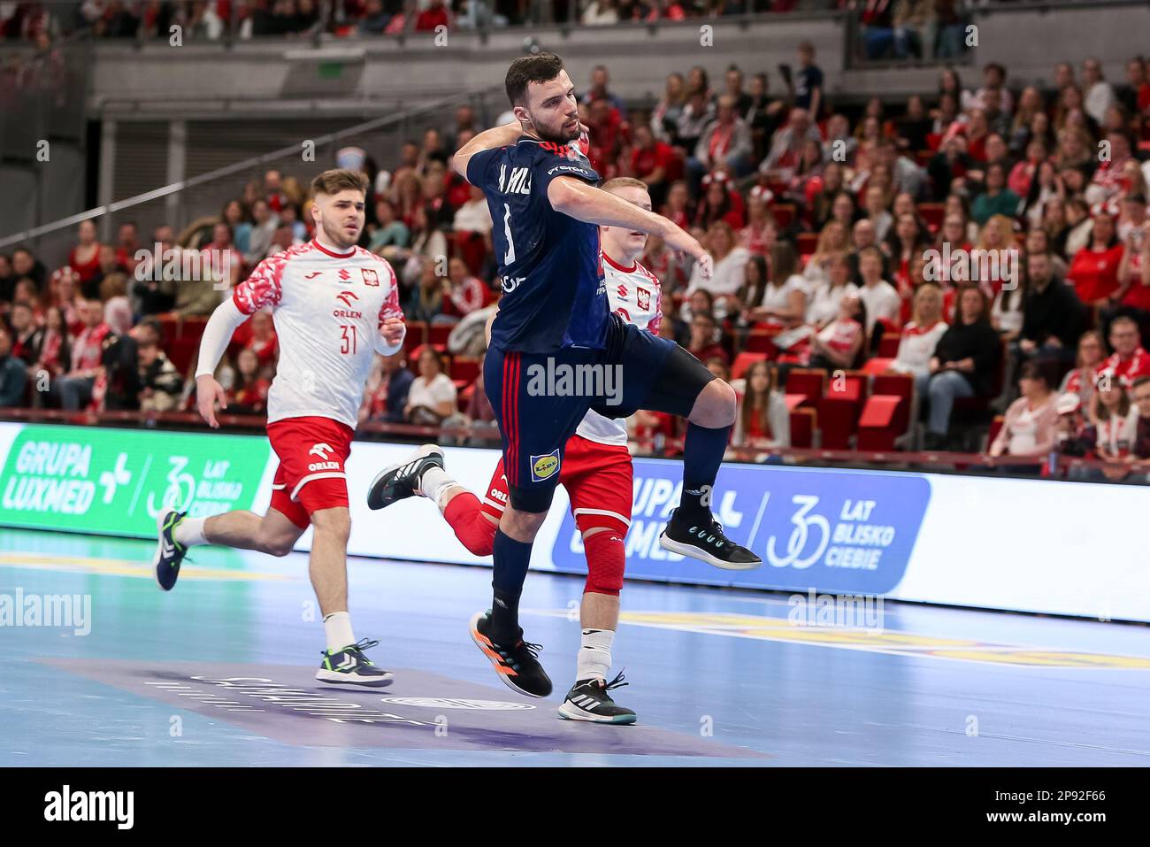 Danzig, Polen. 08. März 2023. Szymon Dzialakiewicz, Piotr Jedraszczyk, Nedim Remili in Aktion während der 2. Phase des Qualifikationsspiels EHF 2024 zwischen Polen und Frankreich in der Ergo Arena. (Endstand: Polen 28:38 Frankreich). Kredit: SOPA Images Limited/Alamy Live News Stockfoto