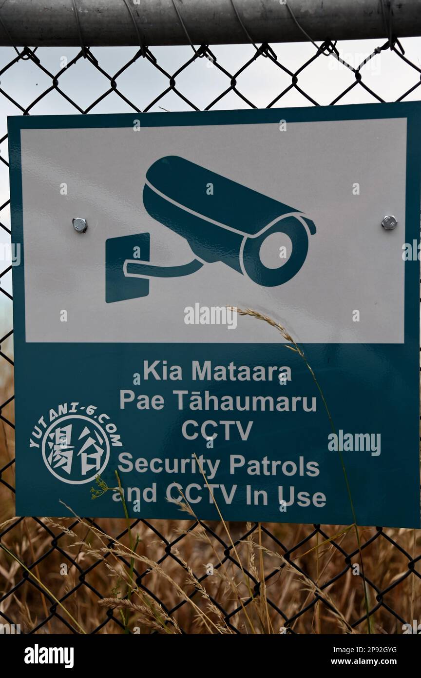 Ein zweisprachiges Schild am Aussichtspunkt des Lyttelton Harbour Kohleverarbeitungsgebiets. Das