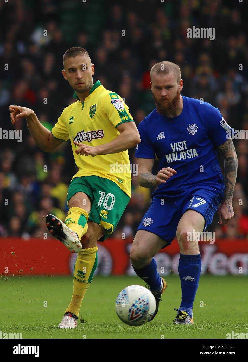 Moritz Leitner von Norwich City und Aron Gunnarsson von Cardiff City - Norwich City gegen Cardiff City, Sky Bet Championship, Carrow Road, Norwich - 14. April 2018. Stockfoto