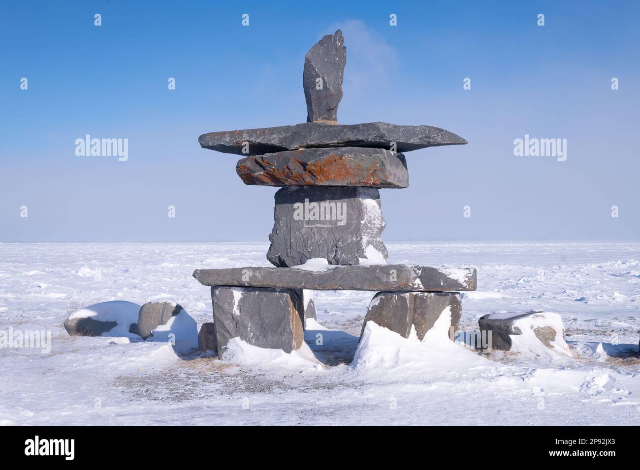 Ein Inukshuk (stehende Steinmarkierungen, die vom Volk der First Nations errichtet wurden) am Ufer der Hudson Bay in Churchill, Manitoba, Kanada. Stockfoto