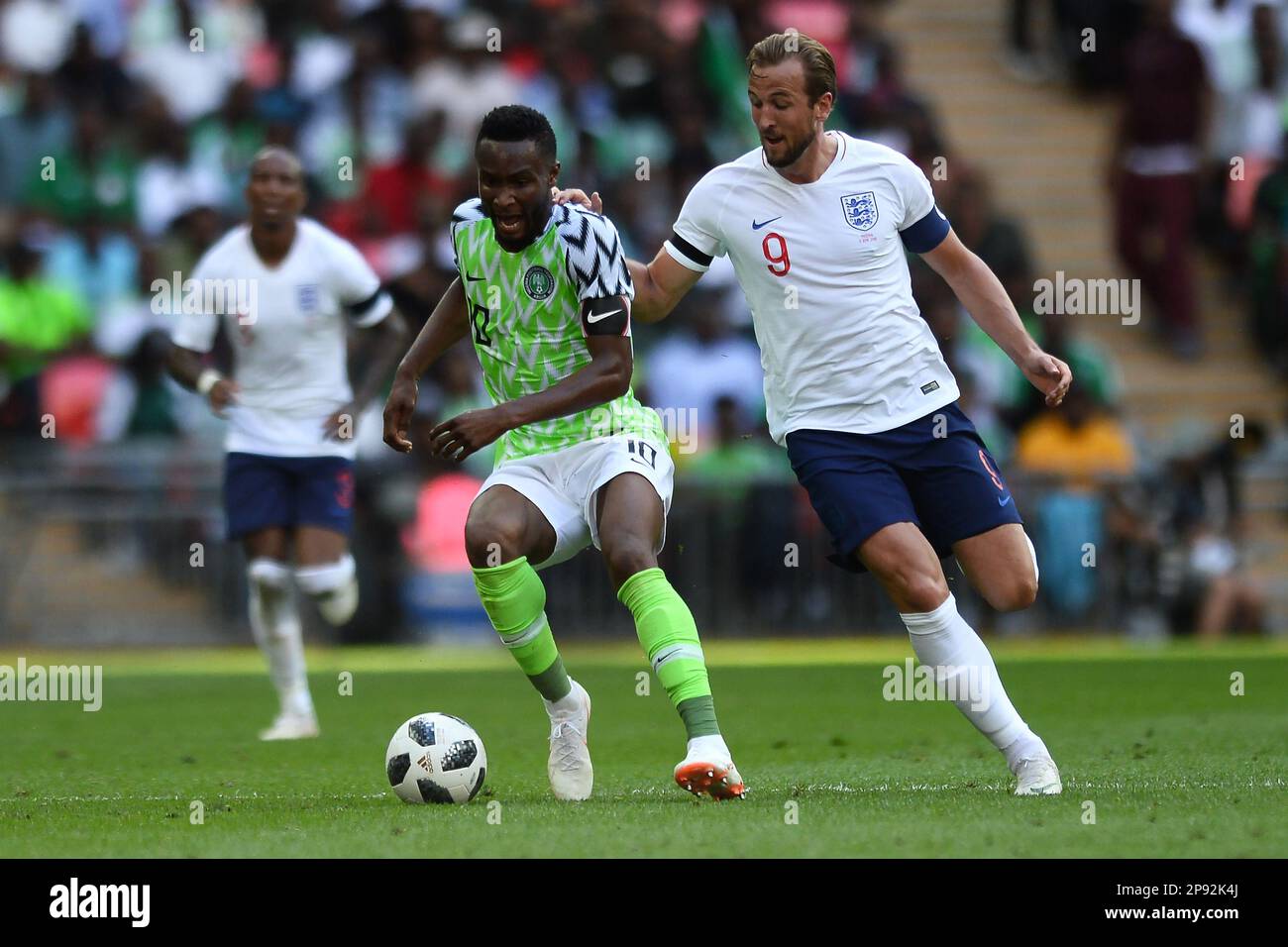 John Obi Mikel aus Nigeria kämpft mit Harry Kane aus England - England gegen Nigeria, International Friendly, Wembley Stadium, London - 2. Juni 2018. Stockfoto