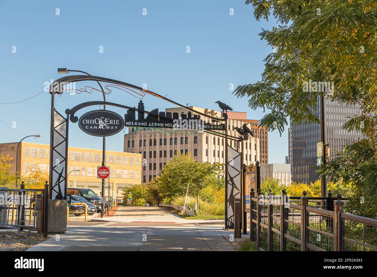 Dieser Eingang führt zum historischen Erie Canal Towpath Trail in Akron, Ohio. Es wurde ursprünglich für Maultiere verwendet, die Kanalboote entlang des Flusses ziehen. Stockfoto