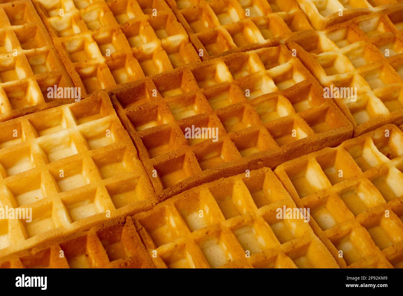 Hintergrund Mit Belgischer Waffelstruktur, Keksmodell Mit Quadratischen Waffeln, Weiße Goldene Belgische Waffeln, Wafer Biscuit Frühstück, Kopierbereich Stockfoto