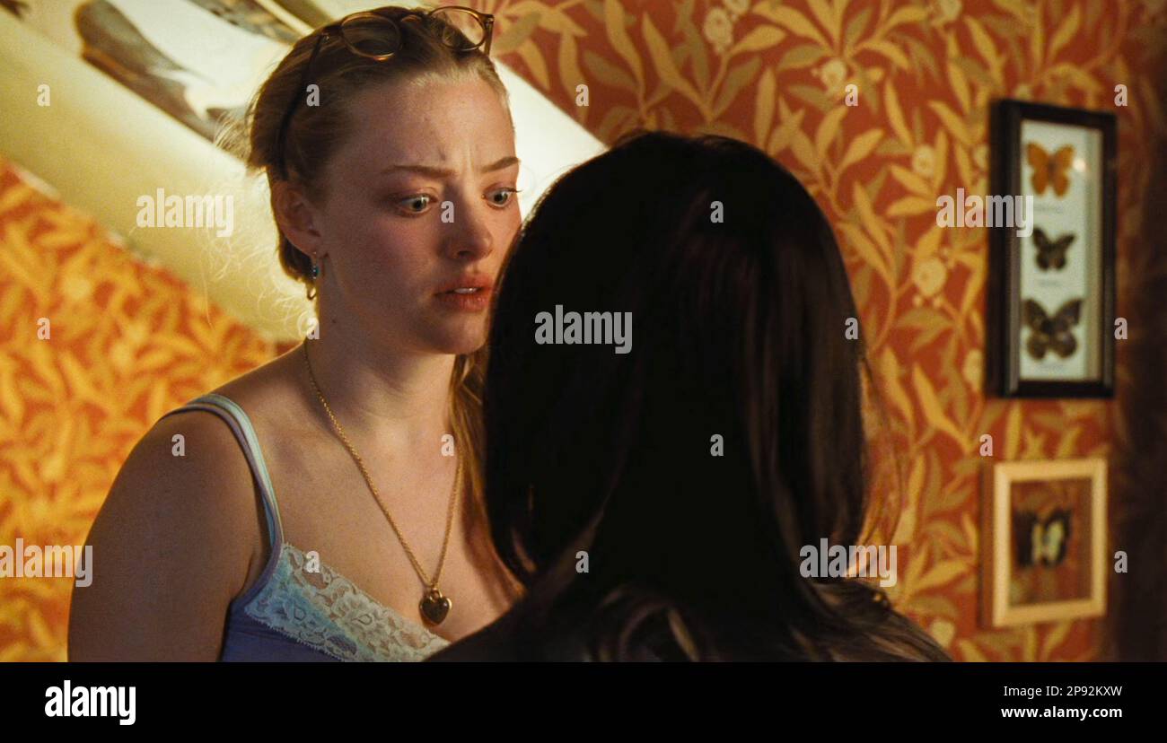 USA. Amanda Seyfried und Megan Fox in einer Szene aus dem (C)Twentieth  Century Fox Film: Jennifers Körper (2009). Eine neu besessene  High-School-Cheerleaderin verwandelt sich in einen Sukkubus, der darauf  spezialisiert ist, ihre