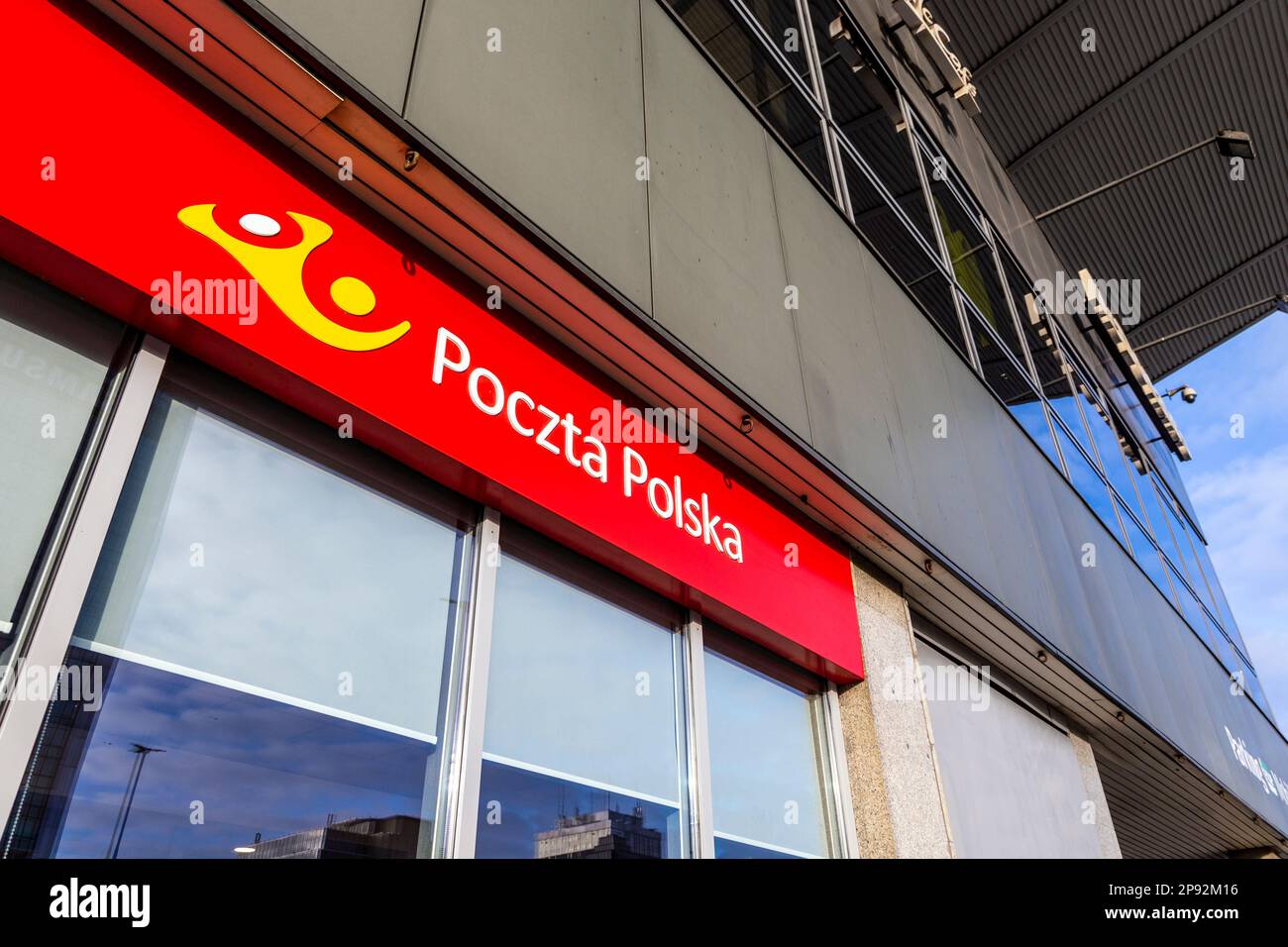 Zeichen der polnischen Post (Poczta Polska) am Hauptbahnhof Warschau, Warschau, Mazovia, Polen Stockfoto