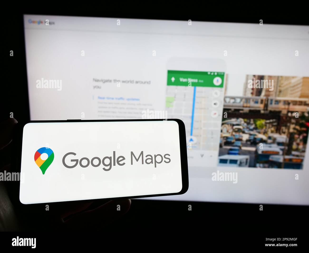 Person, die ein Smartphone mit dem Logo der Web-Mapping-Plattform Google Maps auf dem Bildschirm vor der Website hält. Konzentrieren Sie sich auf das Display des Telefons. Stockfoto