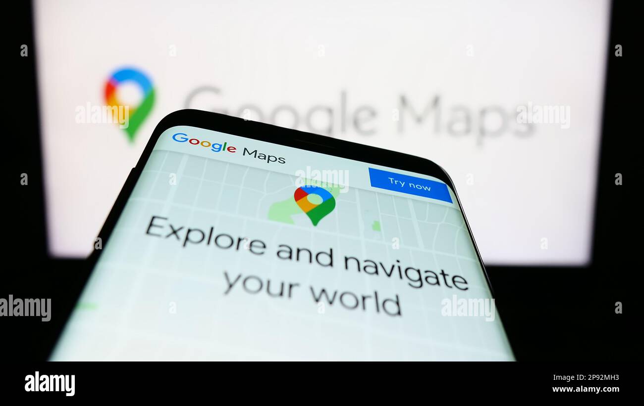 Mobiltelefon mit Website der Web-Mapping-Plattform Google Maps auf dem Bildschirm vor dem Logo. Fokus auf oberer linker Seite des Telefondisplays. Stockfoto