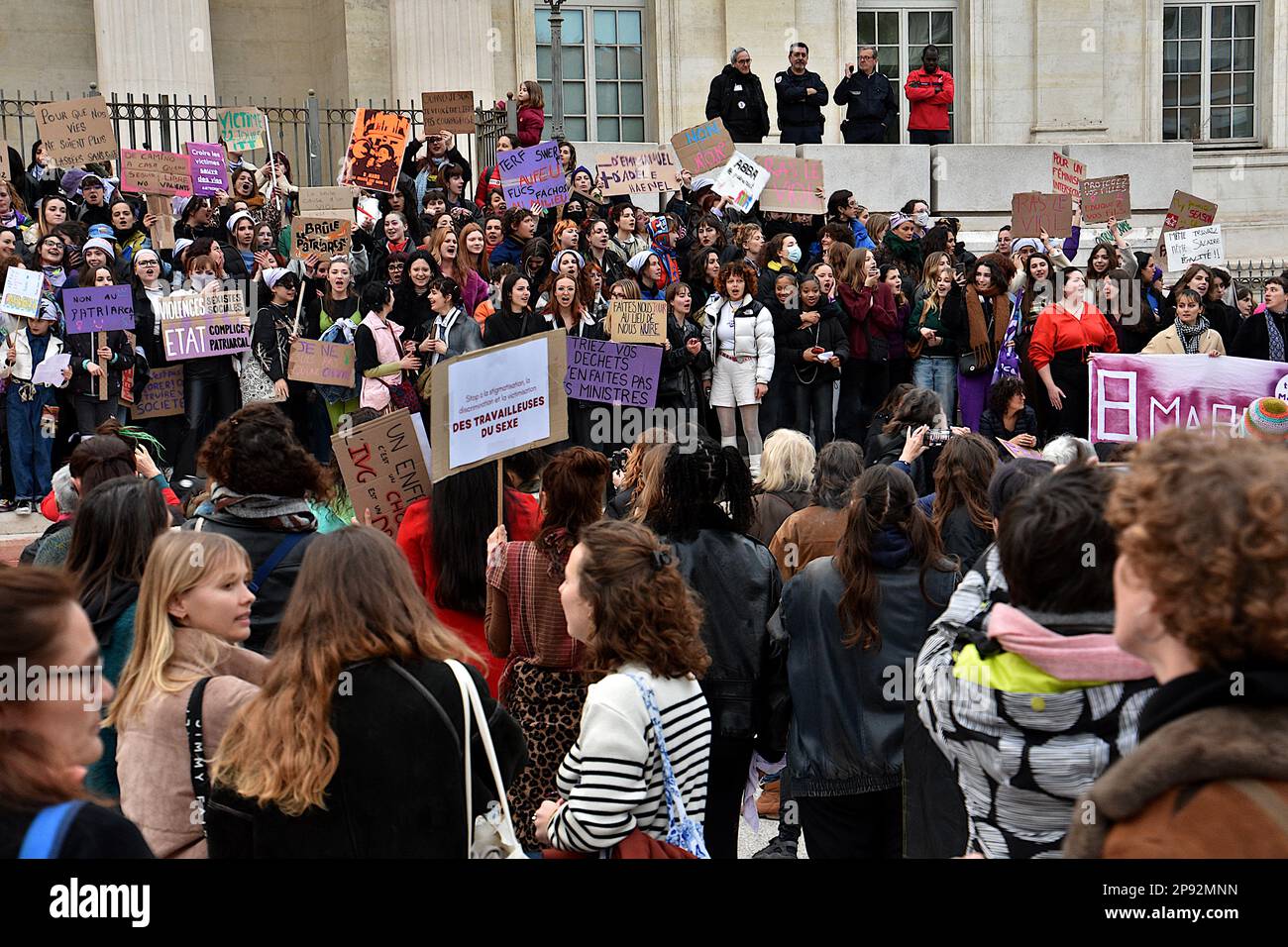 Demonstranten halten während der Demonstration Plakate, auf denen ihre Meinung zum Ausdruck gebracht wird. Tausende von Menschen demonstrierten anlässlich des Internationalen Frauentags auf den Straßen von Marseille. Stockfoto