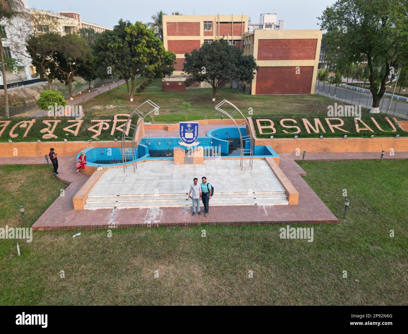 BSMRAU – Blick auf die Drohne auf das Haupttor und Logo der Bangabandhu Sheikh Mujibur Rahman Agricultural University. Gelegen in Bangladesch Stockfoto